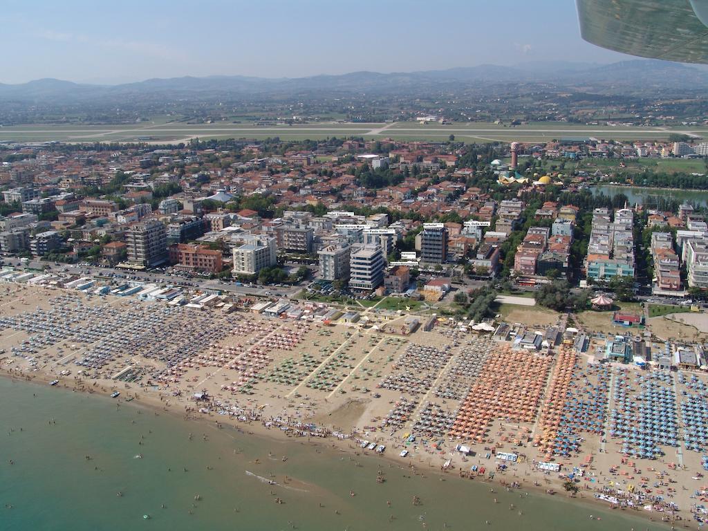 Eurhotel Rimini Bagian luar foto